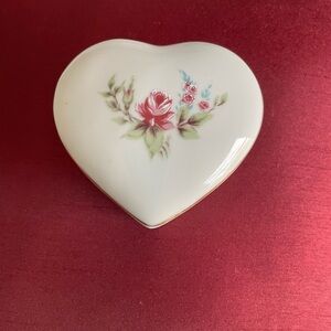 Leart Heart-Shaped Porcelain Trinket Box with Floral Rose Design